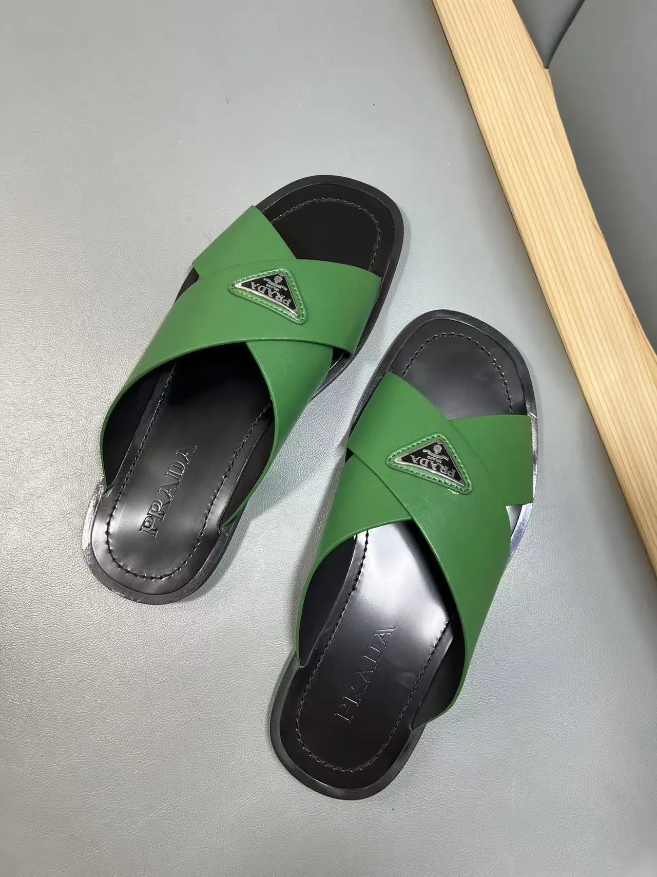 340💰PRADA Prada’s latest slippers are synchronized with the official website. This slipper is made of the brand’s unique and iconic Saffiano leather. The brand logo jumps out from the double straps, and the brand style is clearly visible. Cowhide gives men elegant charm and functional design, making it an ideal choice for vacation and leisure. Size:38-45